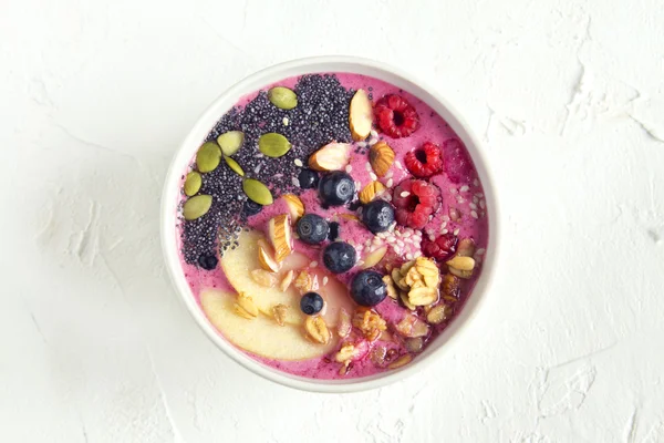 Smoothie tigela com sementes de bagas e nozes — Fotografia de Stock