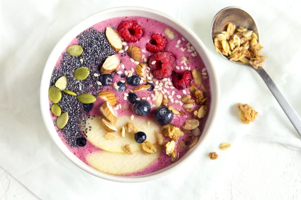 Tazón de batido con semillas de bayas y frutos secos Fotos de stock