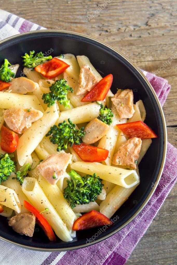 Macarrão Penne Com Frango E Legumes Fotografias De Stock Macarrão Penne Com Frango E Legumes Fotografias De Stock