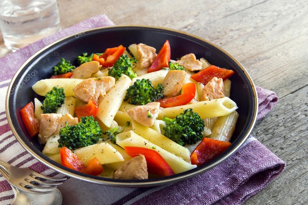 Macarrão Penne Com Frango E Legumes Fotografias De Stock Macarrão Penne Com Frango E Legumes Fotografias De Stock