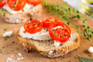 kavrulmuş domates Bruschetta