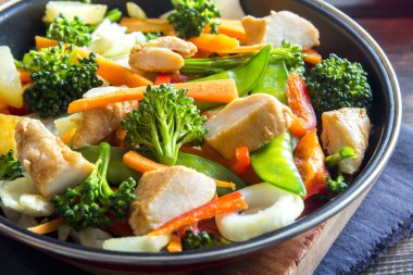 Fry tavuk ile karıştırın