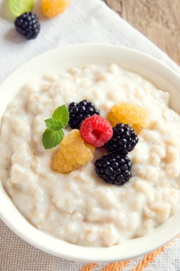 Ahududu ile yulaf lapası