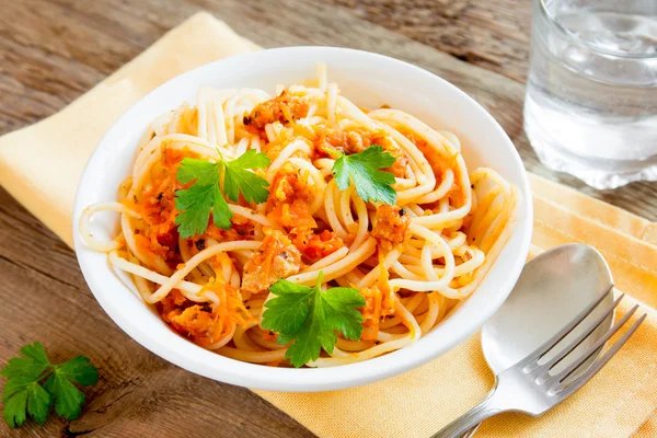 Espaguetis con salsa de carne y verduras — Foto de Stock