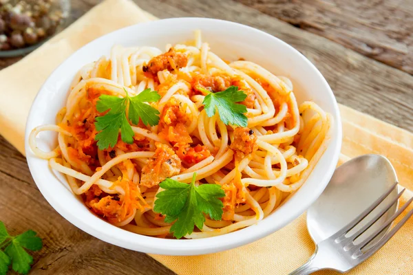 Espaguetis con salsa de carne y verduras — Foto de Stock