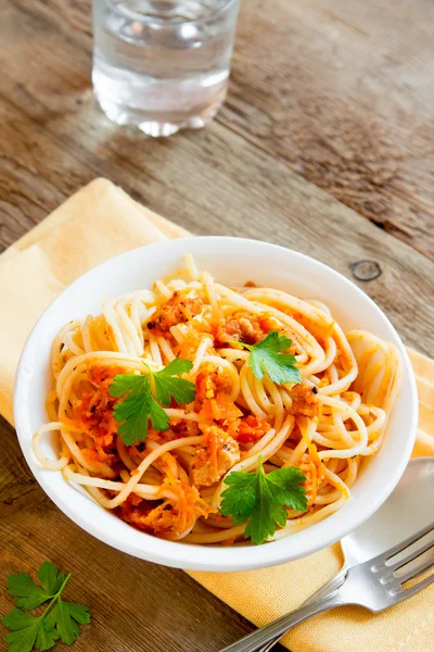 Espaguetis con salsa de carne y verduras — Foto de Stock