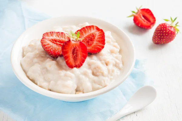 Oatmeal porridge with strawberries — Stock Photo, Image