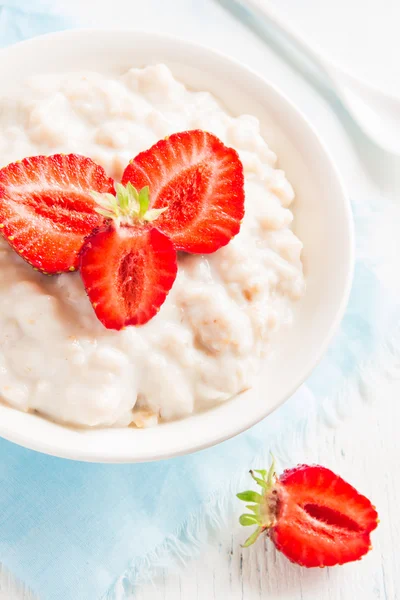 Havermoutpap met aardbeien — Stockfoto