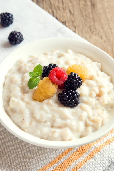 Oatmeal porridge with raspberries — Stock Photo, Image