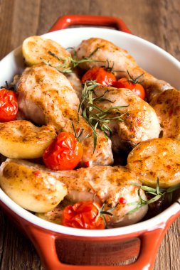 Fırında Sebzeli tavuk budu fırın 