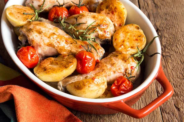 Jambes de poulet cuites au four aux légumes — Photo