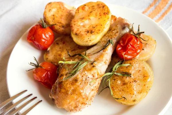 Ofen gebackene Hähnchenkeule mit Gemüse — Stockfoto