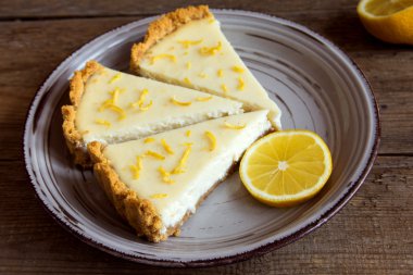 Limonlu cheesecake plaka üzerinde