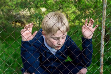 Üzgün üzgün çocuk