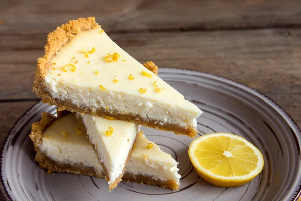 Citron cheesecake på tallrik — Stockfoto