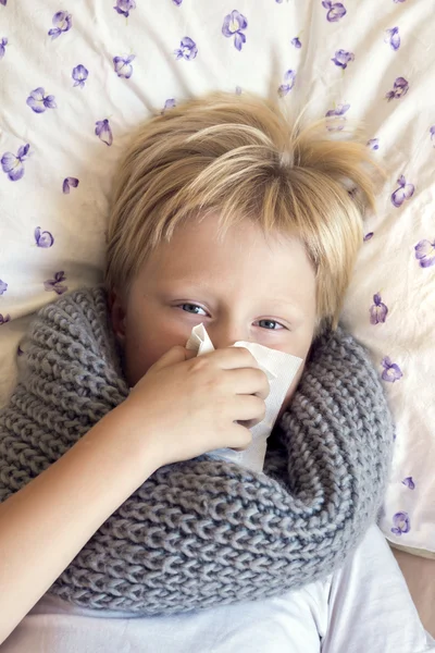 Niño enfermo que sopla la nariz — Foto de Stock