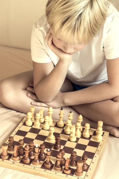 Criança jogando xadrez — Fotografia de Stock
