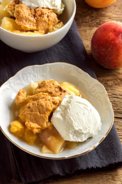 şeftalili tart dondurma ile