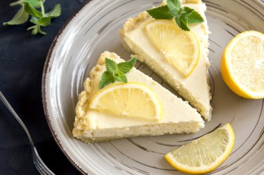 Limonlu cheesecake nane ile
