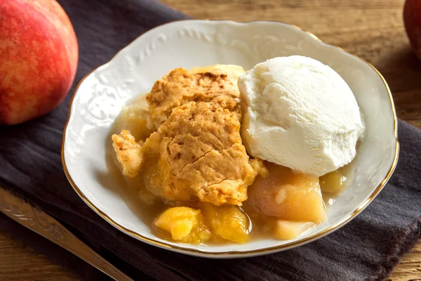 Peach cobbler with ice cream — Stock Photo, Image