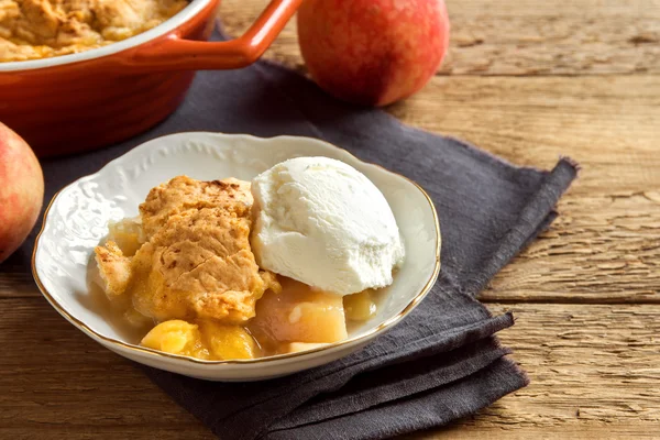 Peach cobbler with ice cream — Stock Photo, Image