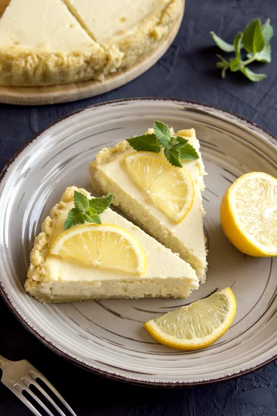 Zitronenkäsekuchen mit Minze — Stockfoto