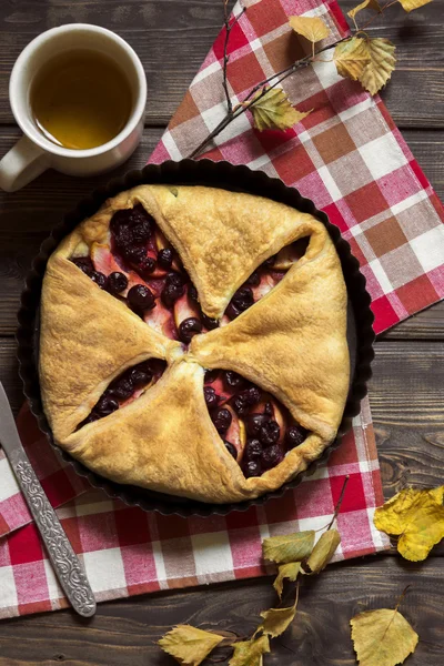 Torta di ciliegie e mele — Foto Stock