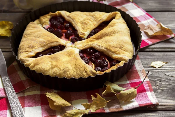 Torta di ciliegie e mele — Foto Stock