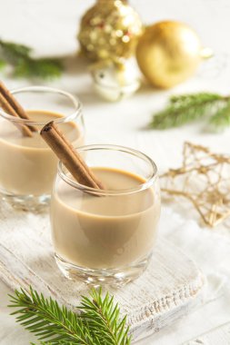 Tarçın yumurta likörü