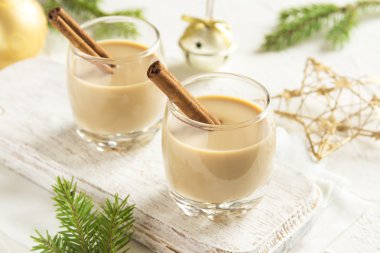 Tarçın yumurta likörü