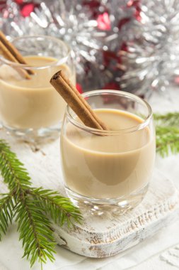 Tarçın yumurta likörü