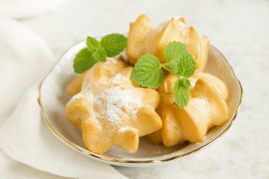 krem ve pudra şekeri ile profiterol