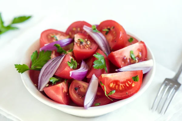 Rajčatový salát s cibulí a petrželkou — Stock fotografie