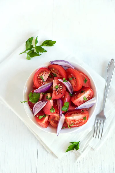 Салат из помидоров с луком и петрушкой — стоковое фото