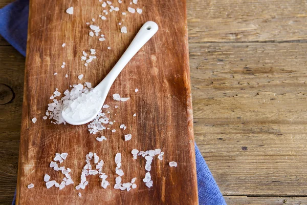 Морская соль в солонке — стоковое фото
