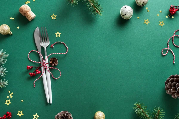 Ensemble Table Noël Avec Branche Sapin Ornements Sur Fond Vert — Photo