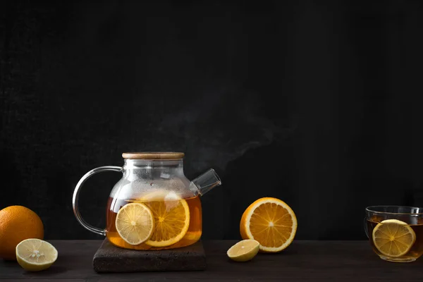 Citrus Tea Citrommal Narancs Átlátszó Üveg Teáskanna Sötét Asztal Másolás — Stock Fotó