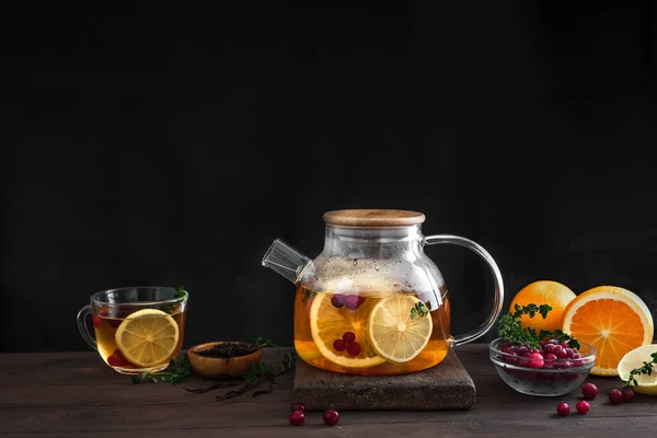 Citrus Bogyós Tea Áfonyával Citrommal Naranccsal Kakukkfűvel Egy Üvegteáskannában Sötét — Stock Fotó