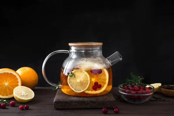 Téli Gyümölcstea Citrus Bogyós Tea Áfonyával Citrommal Narancsos Üvegteáskanna Sötét — Stock Fotó