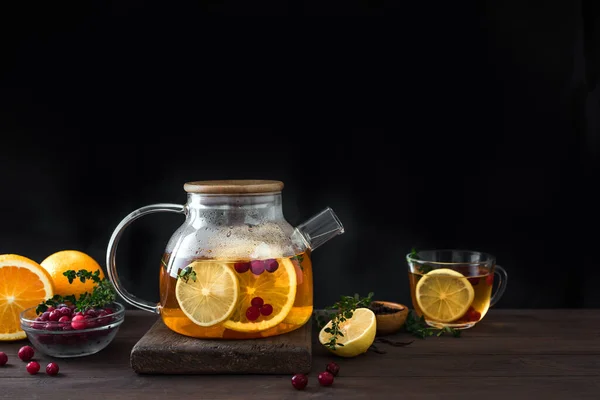Citrus Bogyós Tea Áfonyával Citrommal Naranccsal Kakukkfűvel Egy Üvegteáskannában Sötét — Stock Fotó