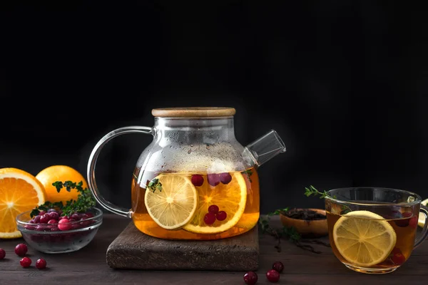 Citrus Bogyós Tea Áfonyával Citrommal Naranccsal Kakukkfűvel Egy Üvegteáskannában Sötét — Stock Fotó