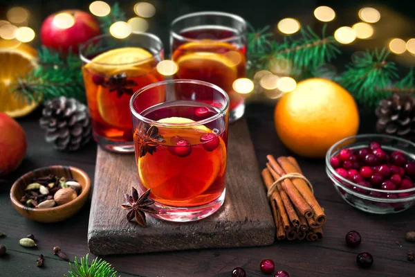 Karácsonyi Forralt Vörösbor Fűszerekkel Narancsokkal Rusztikus Asztalon Hagyományos Forró Ital — Stock Fotó
