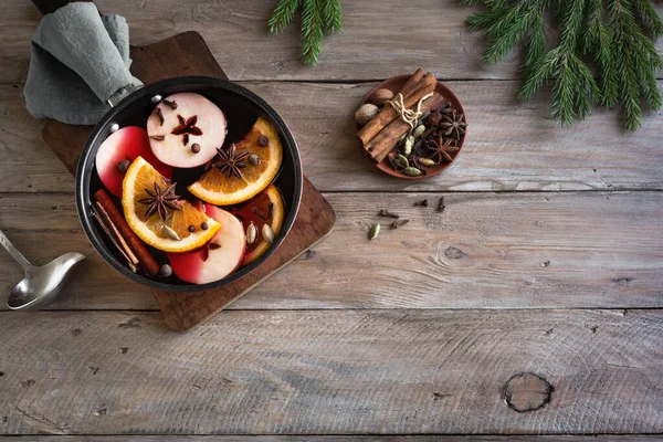 Karácsonyi Forralt Vörösbor Fűszerekkel Almákkal Narancsokkal Rusztikus Asztalon Másolás Hagyományos — Stock Fotó