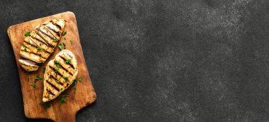 Izgara tavuk göğsü, fileto, ahşap tahtada biftek, üst manzara, fotokopi odası. Sağlıklı keto, ketojenik yemek, ev yapımı bbq tavuk eti yemeye hazır..