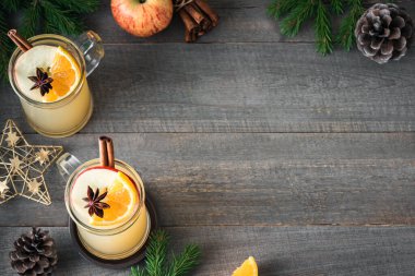 Sıcak rom, viski ya da konyaklı elma kokteyli. Kırsal ahşap masada, fotokopi masasında. Mevsimlik kış ya da Noel sıcak baharatlı içki, sıcak elma şarabı.