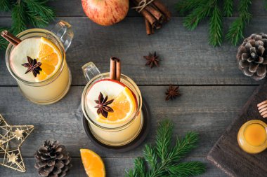 Sıcak rom, viski ya da konyaklı elma kokteyli. Kırsal ahşap masada. Mevsimlik kış ya da Noel sıcak baharatlı içki, sıcak elma şarabı.