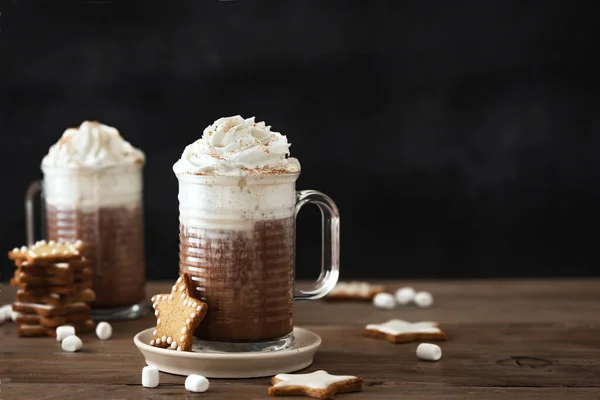 Winter Warme Koffie Drinken Peperkoek Sterren Kerstkoekjes Mokken Warme Chocolademelk — Stockfoto