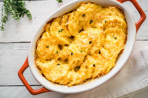 Gratin Patate Casseruola Patate Forno Fresco Tavolo Legno Bianco Vista — Foto Stock