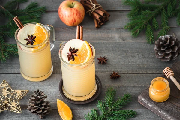 Sıcak rom, viski ya da konyaklı elma kokteyli. Kırsal ahşap masada. Mevsimlik kış ya da Noel sıcak baharatlı içki, sıcak elma şarabı.