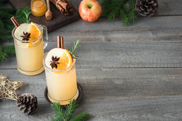 Sıcak rom, viski ya da konyaklı elma kokteyli. Kırsal ahşap masada, fotokopi masasında. Mevsimlik kış ya da Noel sıcak baharatlı içki, sıcak elma şarabı.